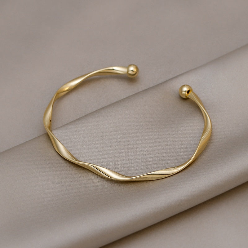Pulseira Ajustável Dourada Design Torcido